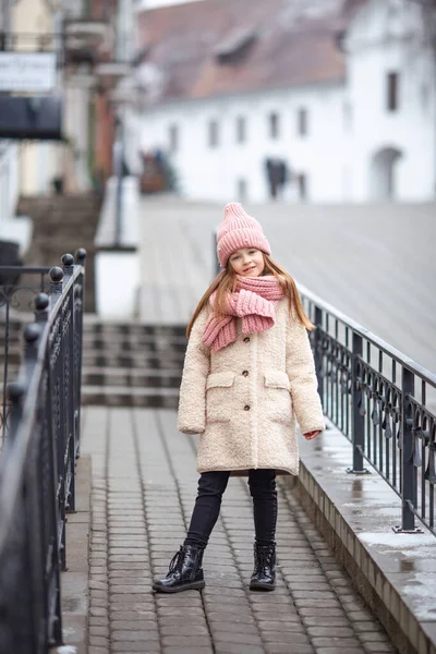 Bella Ragazza Vestita Con Vestiti Invernali Passeggiate Lungo Una Vecchia — Foto Stock