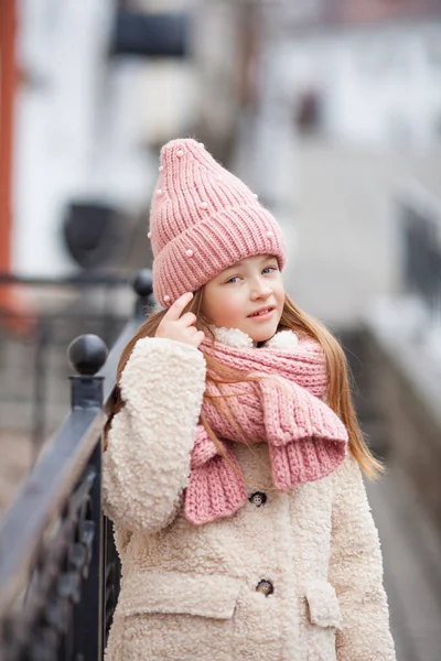 Mädchen Winterkleidung Glättet Ihre Haare — Stockfoto