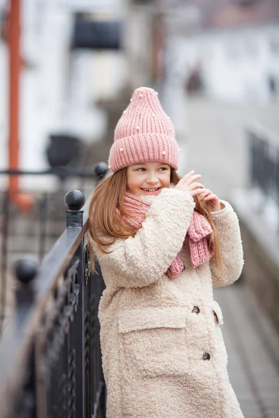 Mädchen Winterkleidung Glättet Ihre Haare — Stockfoto