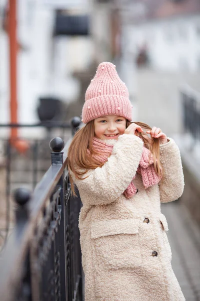 Mädchen Winterkleidung Glättet Ihre Haare — Stockfoto