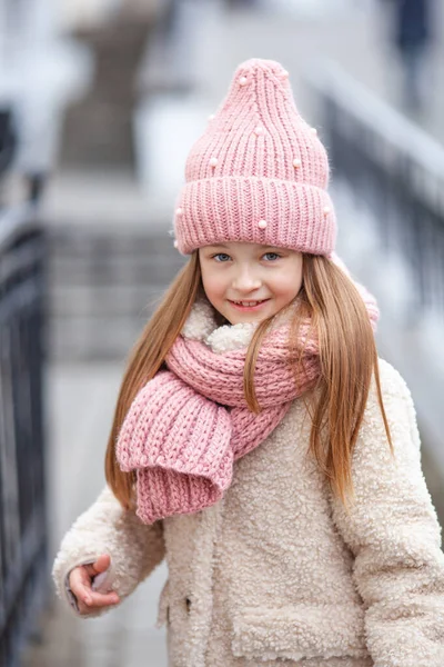 Schönes Mädchen Winterkleidung Das Mit Einem Lächeln Geradeaus Schaut — Stockfoto