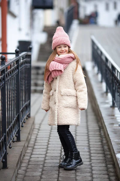 Mädchen Winterkleidung Läuft Eine Alte Straße Entlang — Stockfoto