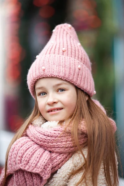 Mignonne Fille Vêtements Hiver — Photo