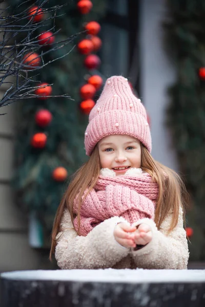 Mädchen Winterkleidung Auf Dem Hintergrund Einer Weihnachtlich Geschmückten Straße — Stockfoto