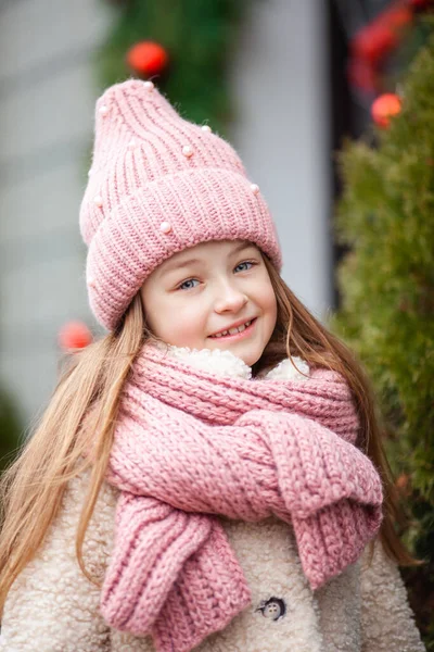 Mädchen Winterkleidung Auf Dem Hintergrund Einer Weihnachtlich Geschmückten Straße — Stockfoto