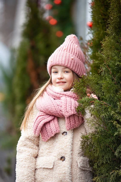 Ragazza Abiti Invernali Uno Sfondo Stradale — Foto Stock