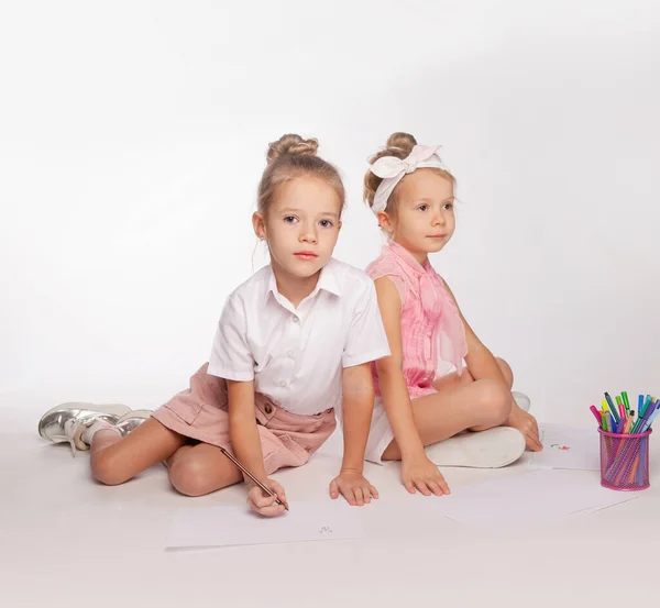 Две Девушки Сидят Скрещенными Ногами Рисуют Бумаге Ручками Войлочными Кончиками — стоковое фото