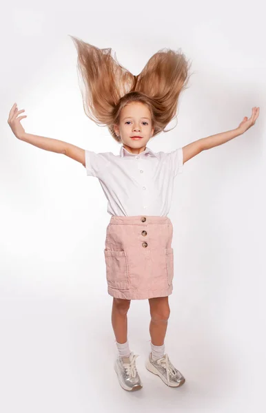 Bonito Menina Jogado Até Longo Cabelo — Fotografia de Stock