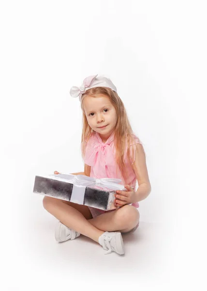 Hezká Dívka Sedí Dárkovou Krabicí Rukou — Stock fotografie