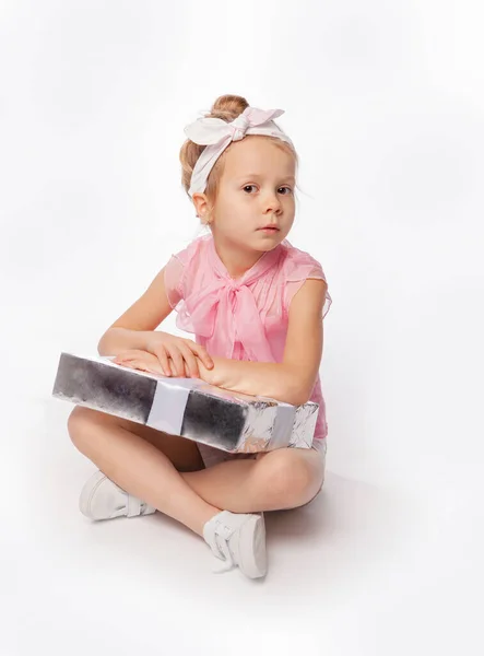 Chica Sentada Con Una Caja Regalo Sus Manos —  Fotos de Stock