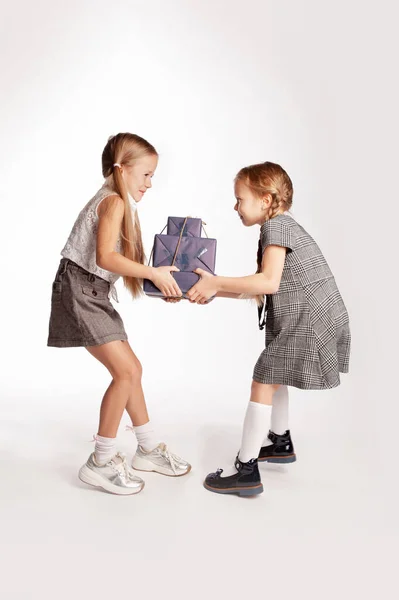 Dos Niñas Están Luchando Por Cajas Con Regalos — Foto de Stock