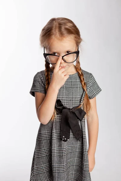 Dívka Přísné Šedé Šaty Narovnává Brýle Nose — Stock fotografie