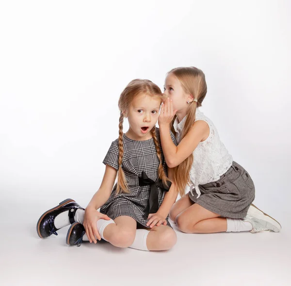 Duas Namoradas Estão Sentadas Chão Uma Menina Conta Outro Segredo — Fotografia de Stock