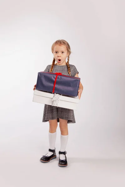 可爱的女孩拿着装有礼物的大盒子 — 图库照片