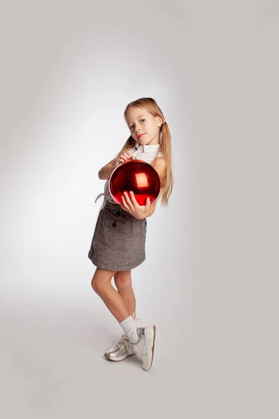 Menina Bonito Segurar Bola Natal Grande — Fotografia de Stock