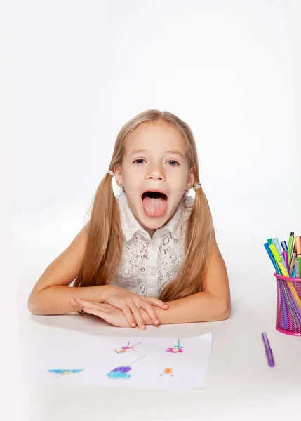 Niña Acuesta Suelo Muestra Lengua — Foto de Stock