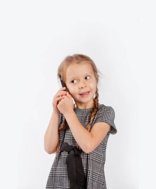 Cep telefonuyla konuşan ve gülümseyen tatlı bir kız..