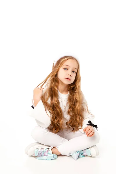 Mädchen Mit Langen Haaren Weiß Gekleidet Sitzt Auf Weißem Hintergrund — Stockfoto