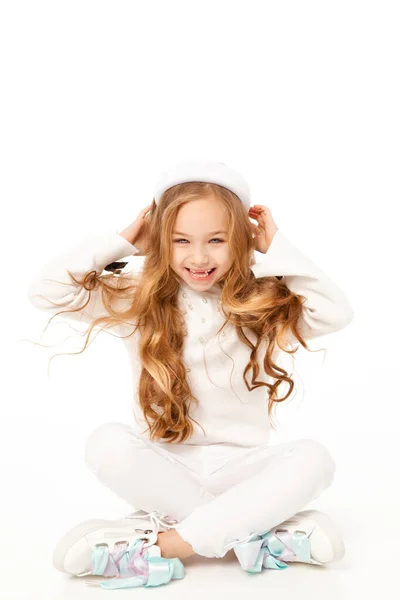 Ein Mädchen Mit Langen Haaren Weiße Kleidung Gekleidet Sitzt Auf — Stockfoto