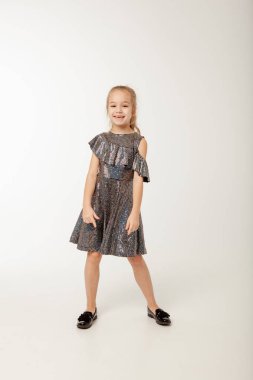 Pullu elbiseli kız dans ediyor.