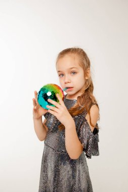 Pullu elbiseli kız pipetle içki içiyor.