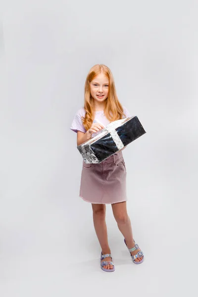 Chica Pelirroja Sosteniendo Una Caja Regalo —  Fotos de Stock