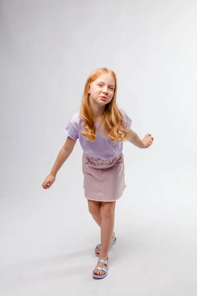 Rudovlasá Dívka Kráčí Mávajícími Pažemi — Stock fotografie