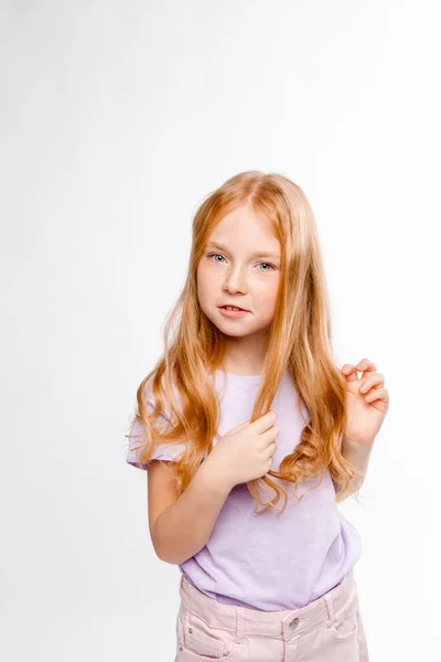 Rödhårig Långhårig Flicka Dagliga Kläder Kjol Shirt Flätor Hennes Hår — Stockfoto