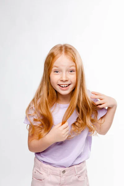 Rudowłosy Długowłosy Dziewczyna Codziennych Ubraniach Spódnica Shirt Warkocze Jej Włosy — Zdjęcie stockowe