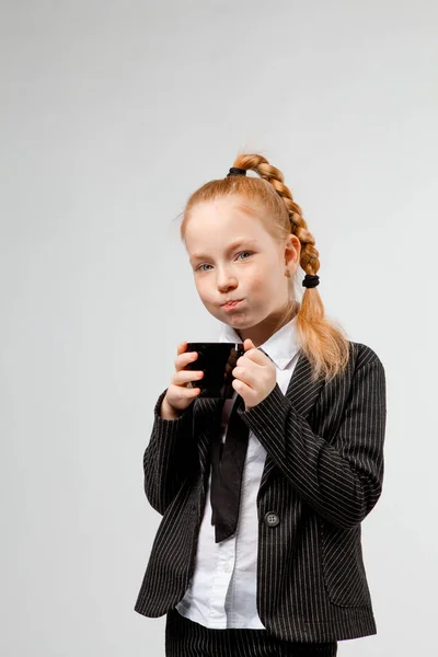 Rödhårig Flicka Kostym Tog Paus Och Dricker Kaffe Vatten Från — Stockfoto