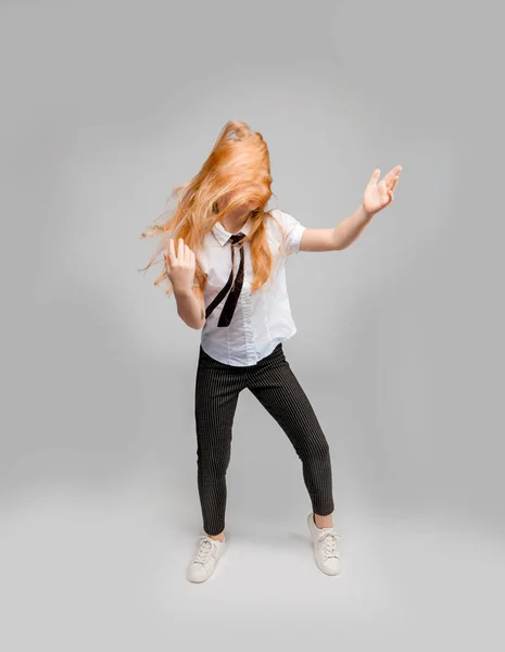 Chica Bailando Mientras Que Pelo Largo Cubre Completamente Cara —  Fotos de Stock