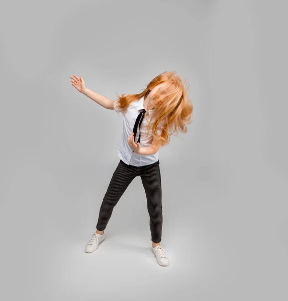Дівчина Танцює Час Довге Волосся Повністю Закриває Обличчя — стокове фото