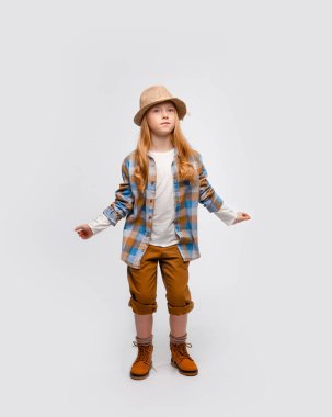 Uzun saçlı, gezgin elbiseli duygusal kız. 