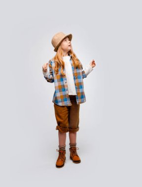 Uzun saçlı, duygusal bir kız gezgin her şeyi keşfeder.