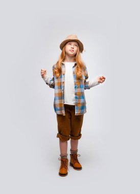 Uzun saçlı, gezgin elbiseli duygusal kız bir şey keşfediyor.