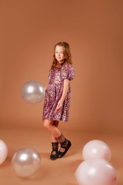 Güzel kız balon tutuyor.