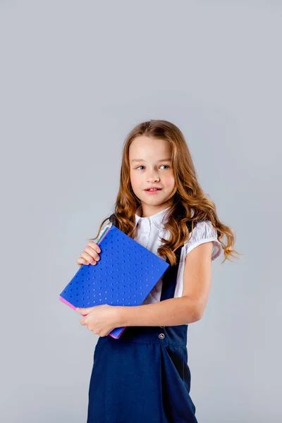 Chica Uniforme Escolar Sostiene Cuadernos Escolares Las Manos — Foto de Stock