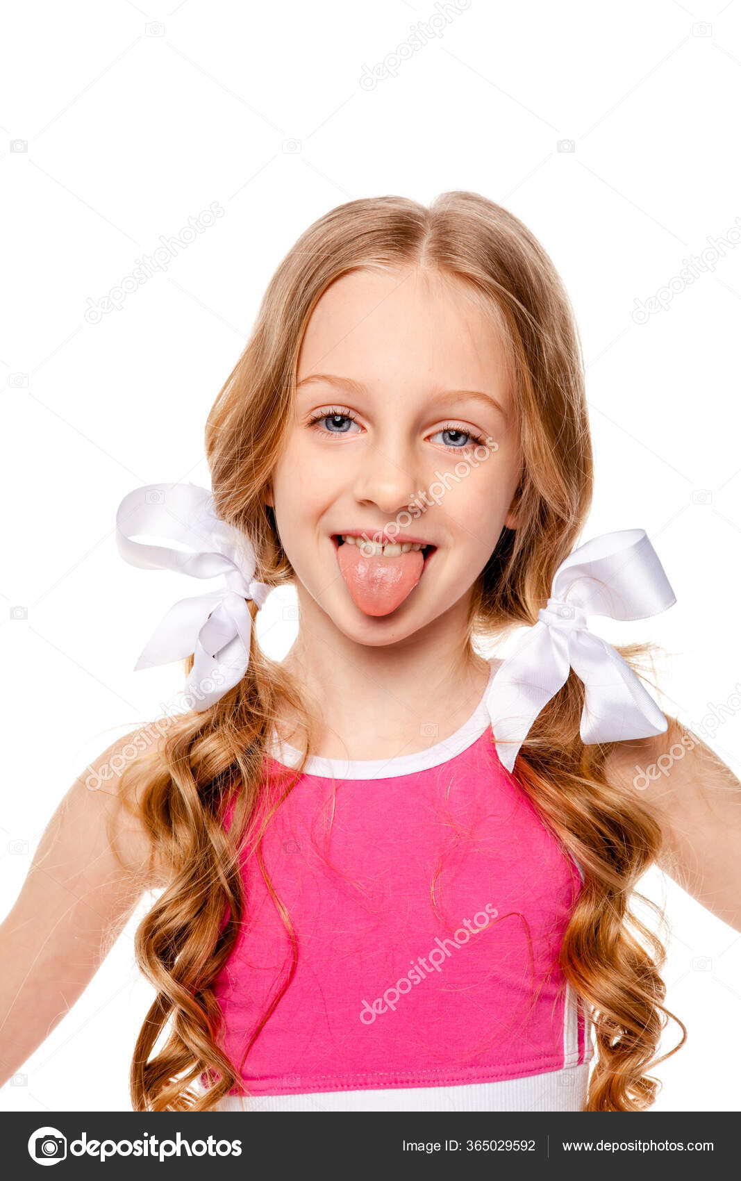 девочка показывает язычок. тинейджеры с открытым ртом. красивая девочка подросток с языком. девушка с высунутым языком. юные девочки язык.