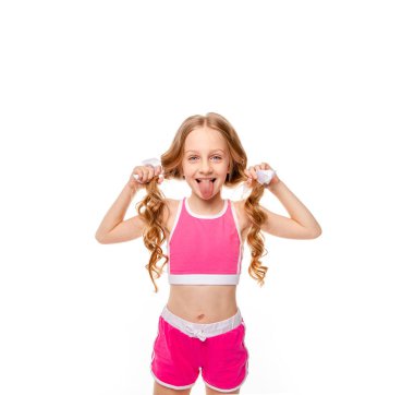 Pembe bluzlu kız dilini gösteriyor.