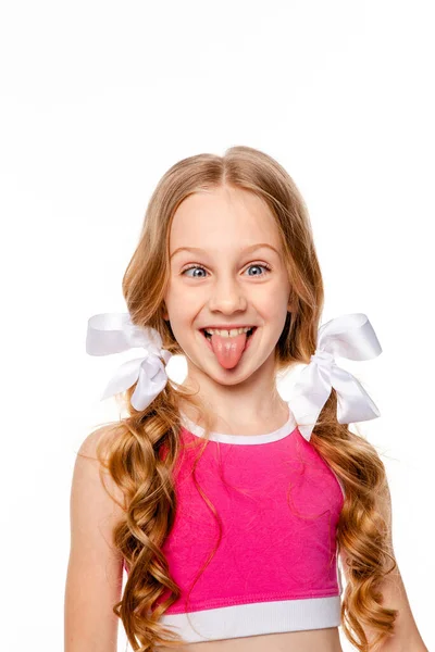 Menina Top Rosa Mostra Língua Faz Caras Engraçadas — Fotografia de Stock
