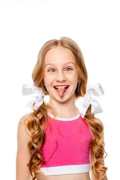 Menina Top Rosa Mostra Língua Faz Caras Engraçadas — Fotografia de Stock