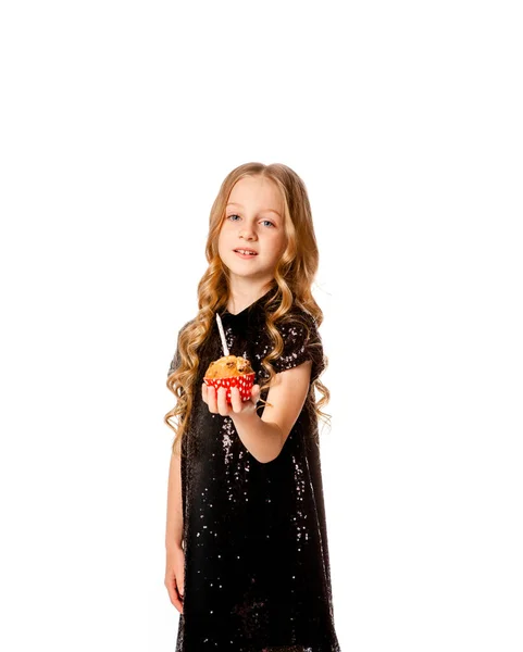 Mädchen Schwarzen Paillettenkleid Hält Cupcake Der Hand — Stockfoto