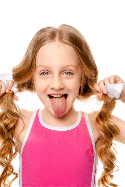 Pembe Bluzlu Kız Dilini Gösteriyor — Stok fotoğraf