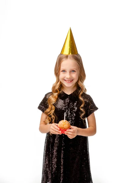 Chica Una Gorra Vacaciones Vestido Lentejuelas Negro Sosteniendo Cupcake Cumpleaños —  Fotos de Stock