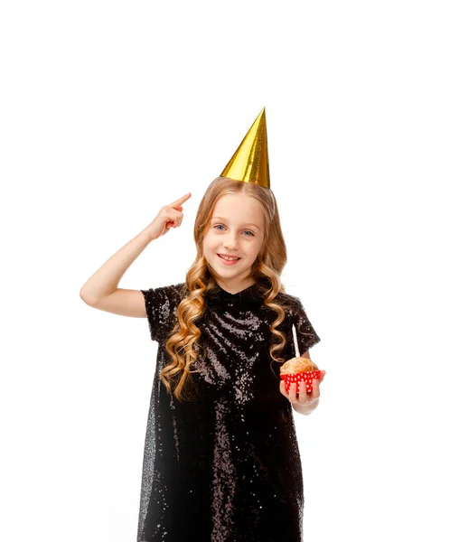 Elinde Doğum Günü Pastası Tutan Siyah Pullu Elbiseli Bir Kız — Stok fotoğraf
