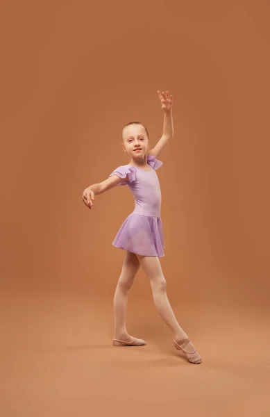 Lächelndes Mädchen Lila Kleid Zeigt Elemente Des Balletts — Stockfoto
