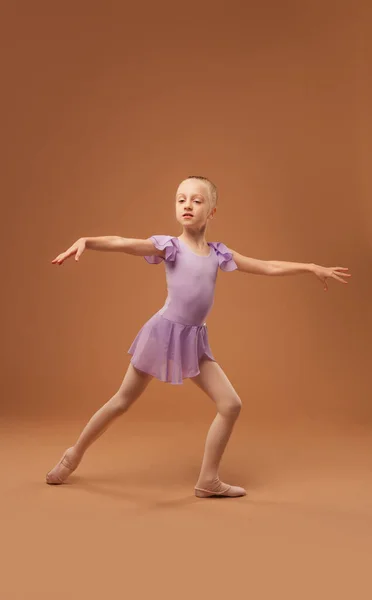 Mädchen Lila Kleid Zeigt Elemente Des Balletts — Stockfoto