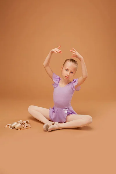 Menina Roupas Para Dança Salão Mostra Movimentos Dança — Fotografia de Stock