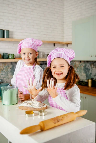 Две Девушки Кухне Месят Пряничное Тесто — стоковое фото