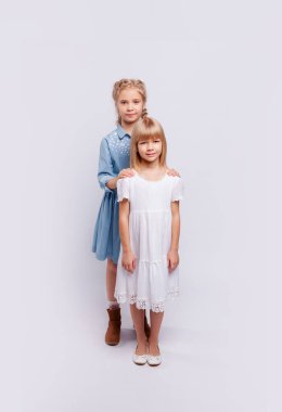 Aynı saç renginde kız ya da kız kardeşler sarılıyor..